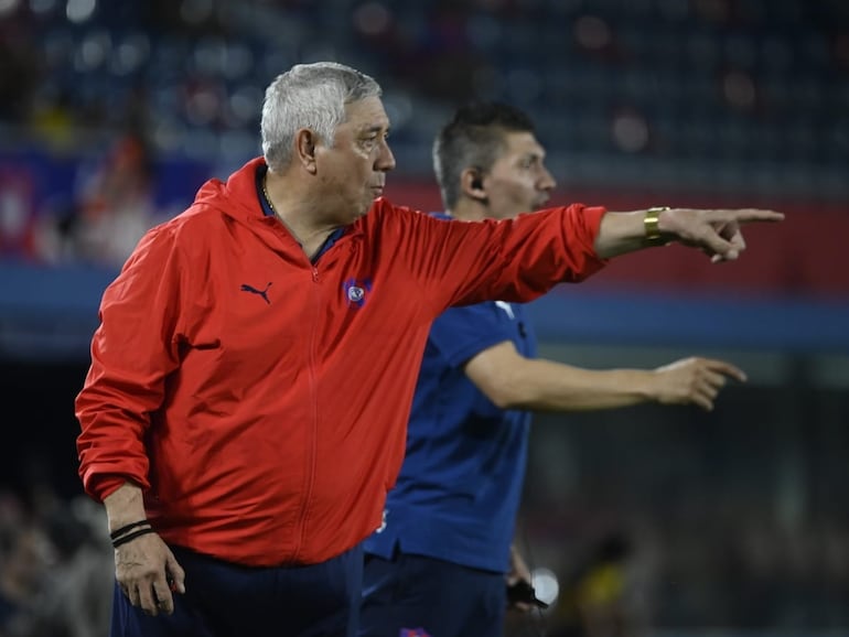 Carlos Jara Saguier y Jorge Martín Núñez (d), entrenador y asistente técnico de Cerro Porteño respectivamente, en el partido frente a General Caballero de Juan León Mallorquín por la fecha 15 del torneo Clausura 2024 del fútbol paraguayo en el estadio La Nueva Olla, en Asunción.