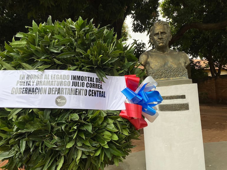 Entrega de corona de laureles .