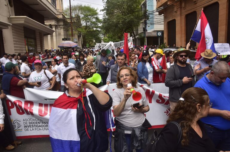 Funcionarios de la Universidad Nacional de Asunción (UNA) están en movilización constante para reclamar una nivelación salarial de G. 16.800 millones.