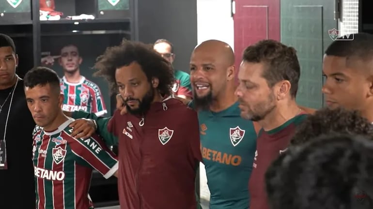 Felipe Melo (c), jugador de Fluminense, durante una arenga al plantel después del triunfo 3-1 sobre América Mineiro.