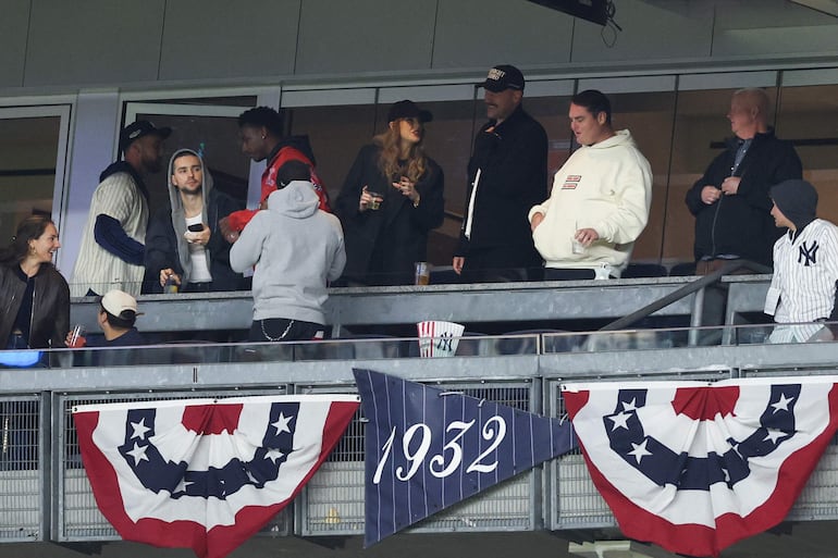 Taylor Swift y Travis Kelce estuvieron en el palco del Yankee Stadium en Nueva York.  (Patrick Smith/Getty Images/AFP)

