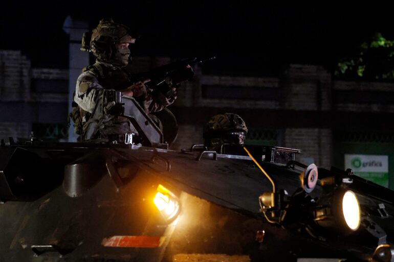 Un soldado de las FFAA de Chile patrulla la capital, Santiago. 