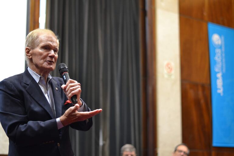 Fotografía de la Facultad de Ingeniería de la Universidad de Buenos Aires (UBA) que muestra al administrador de la NASA, Bill Nelson, durante una charla ante alumnos y autoridades de la institución universitaria y del Ministerio de Ciencia, Tecnología e Innovación. Nelson dijo este jueves, en el marco de su visita a la Argentina, que la agencia espacial estadounidense está preparando una misión para enviar humanos al lado oscuro de la Luna con la intención de probar nuevas tecnologías que más adelante le permitirá llegar a Marte.