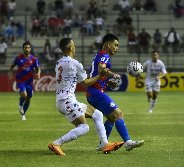 Wilder Viera, de Cerro Porteño, aguanta la marca de Francisco Báez de Nacional.