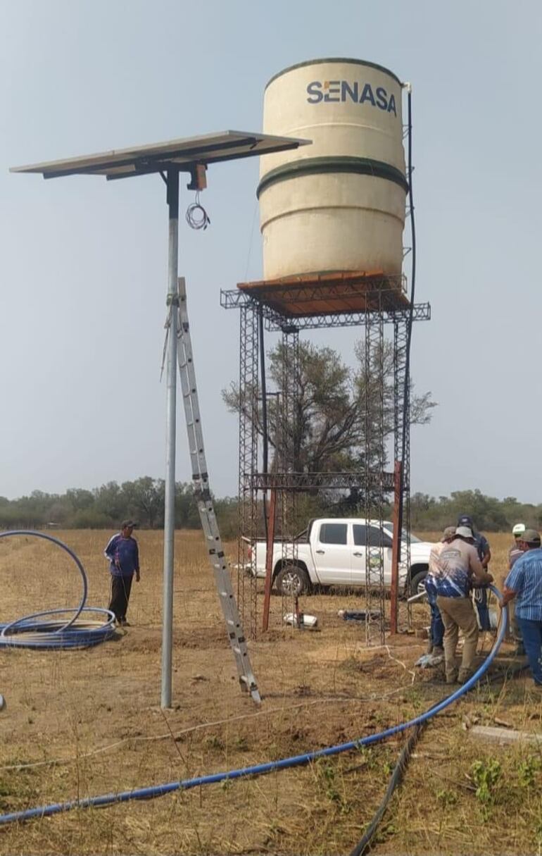 Los tanques elevados cuentan con paneles solares para que el bombeo del agua se realice sin inconvenientes.