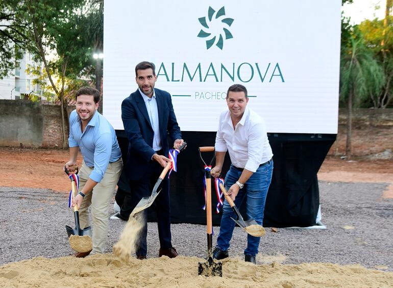 Enmanuel Brítez Rettori, gerente general de Palmanova; Federico Monjagatta, jefe de Vivienda del Banco GNB, e Iván Grillón, socio de la firma.