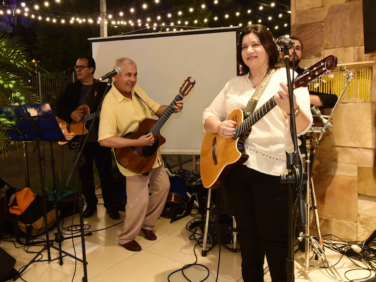 Juan Cancio Barreto y Rosana Ovelar animaron la inauguración de Lido Bar, en Paseo Catedral.