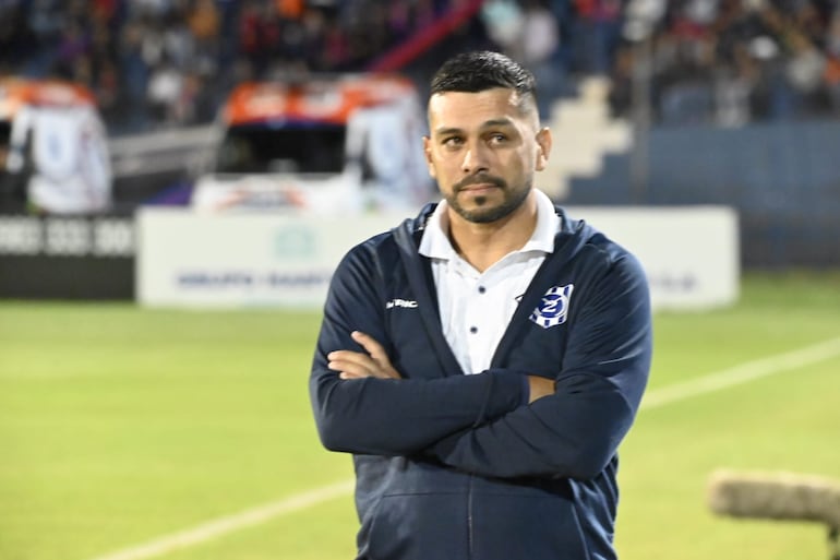 Felipe Giménez, entrenador del 2 de Mayo. en el partido frente a Cerro Porteño por la jornada 14 del torneo Apertura 2024 del fútbol paraguayo en el estadio Río Parapití, en Pedro Juan Caballero.