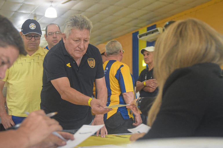 El vicepresidente y máximo ídolo auriazul, Julio César Romero (Romerito), depositando su voto.