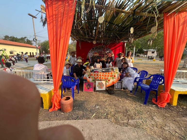 Uno de los stand por el dia del folclore en Fuerte Olimpo.