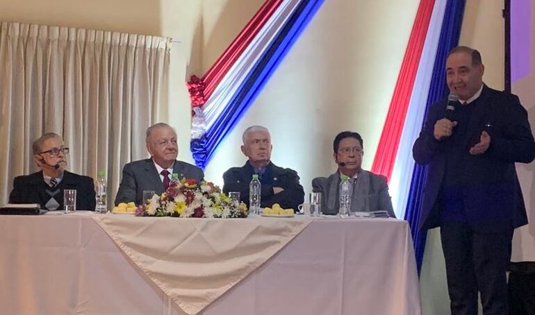 Héctor Richer Becker, Juan Carlos. Wasmosy, Ricardo Rodriguez Silvero, Julio César Vera Cáceres. y Amílcar Troche, durante el acto de lanzamiento del libro "Itaipú: la respuesta pendiente".