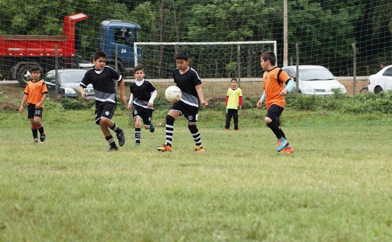 La recomendación del Ministerio de Salud también se aplica a escuelas de fútbol infantil. 