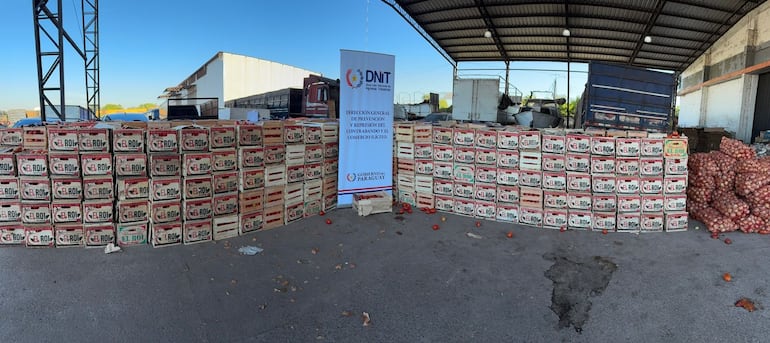 La DNIT incautó 15 toneladas de productos frutihortícolas, entre tomate y cebolla.