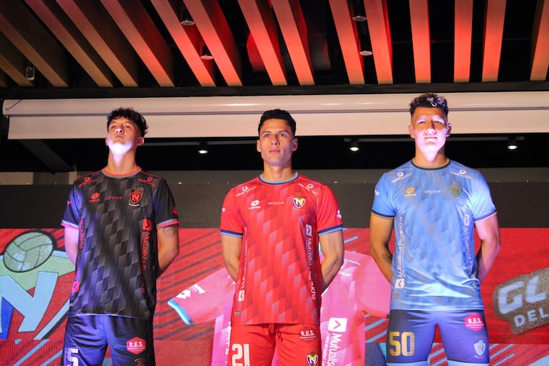 Los jugadores de El Nacional en la presentación de las nuevas indumentarias para la temporada 2024.