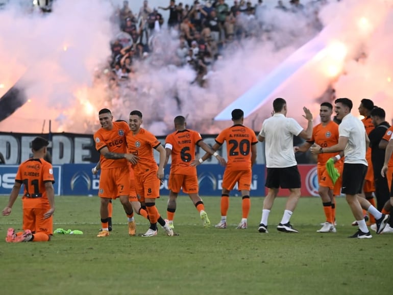 Los jugadores de Olimpia festejan el campeonato del torneo Clausura 2024 del fútbol paraguayo después de empatar sin goles con 2 de Mayo en el estadio Río Parapití, en Pedro Juan Caballero, Paraguay.