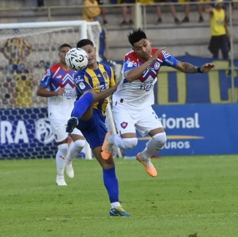 Rodi Ferreira, de Luqueño, y Santiago Arzamendia, de Cerro Porteño, en el estadio Villa Alegre.