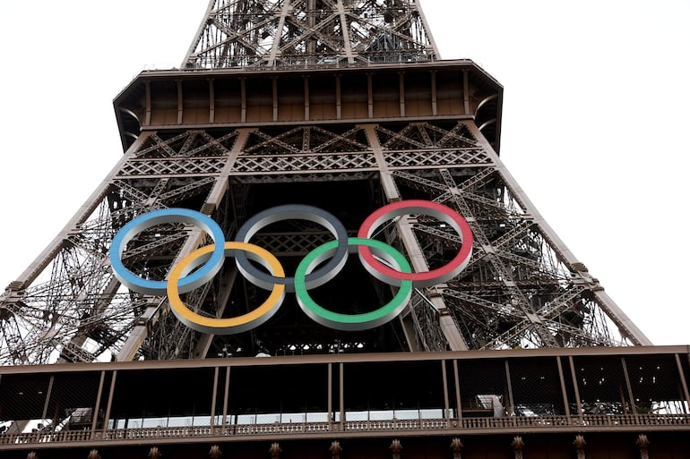 Los anillos olímpicos adornan la Torre Eiffel en París. 