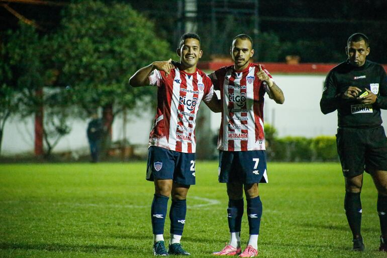 Richard Toledo (izquierda) festeja uno de los dos tantos que marcó ayer, en compañía de Kevin Quiñónez. (Foto: APF)