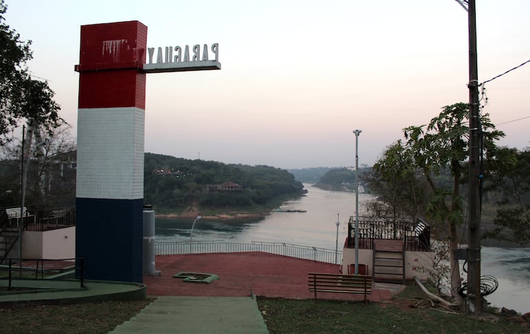 Atardecer en el hito de las tres fronteras en el lado paraguayo. En frente el río Yguazú  y los hitos de Brasil (izq.) y Argentina (der.).