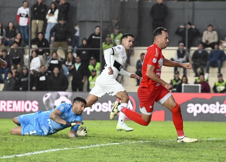 Derlis González (c), jugador de Olimpia, define una jugada en el partido frente a Sportivo Ameliano por la séptima fecha del torneo Clausura 2024 del fútbol paraguayo en el estadio Arsenio Erico, en Asunción.