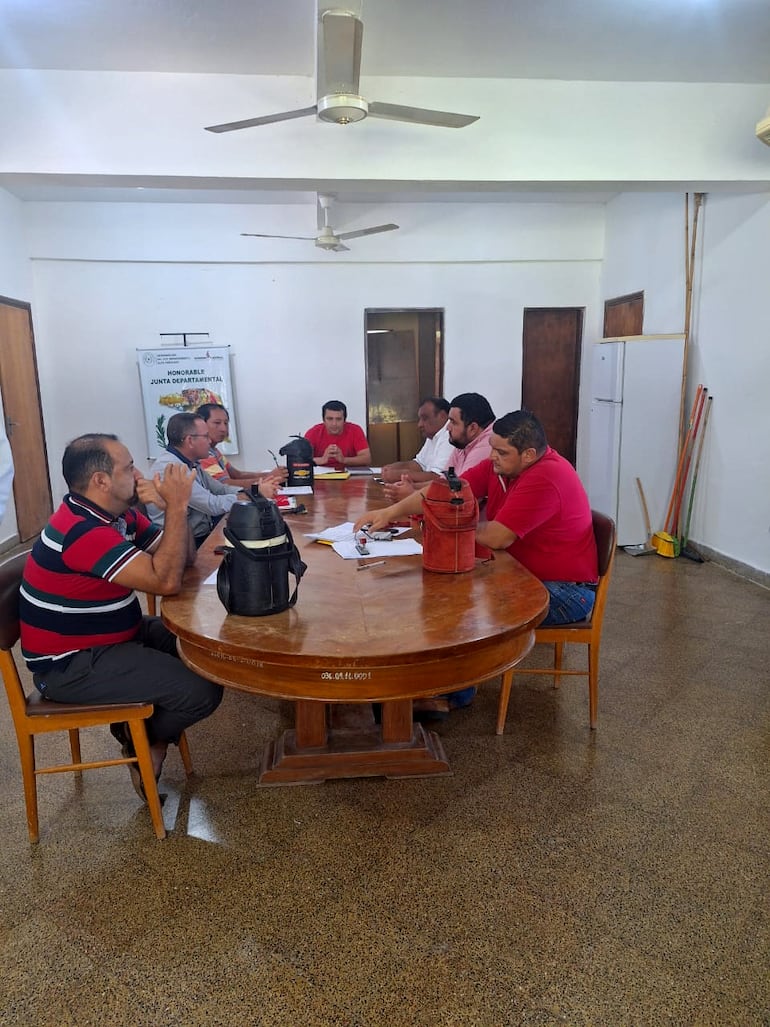 Inicio de sesión del pasado sábado en el local de la Junta Departamental en Fuerte Olimpo, se puede observar que estaban presente los 7 concejales.