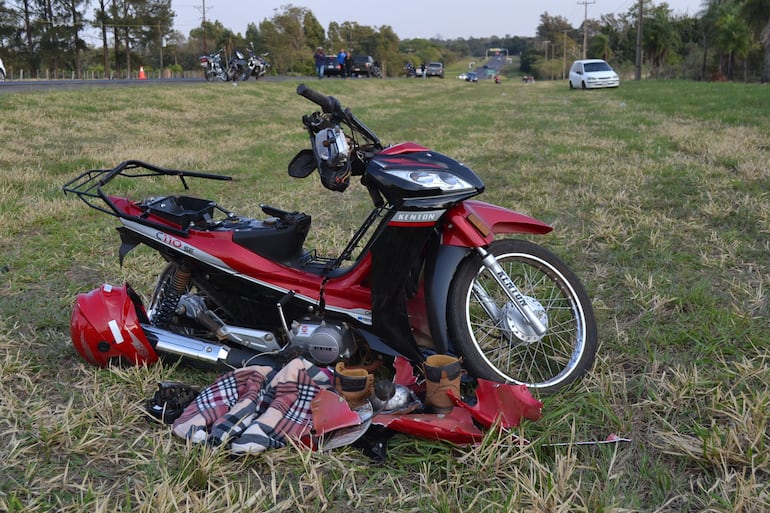 La moto quedó destrozada tras el accidente de transito en que resultó víctima fatal la acompañante de la conductora. (Imagen de referencia-Archivo).