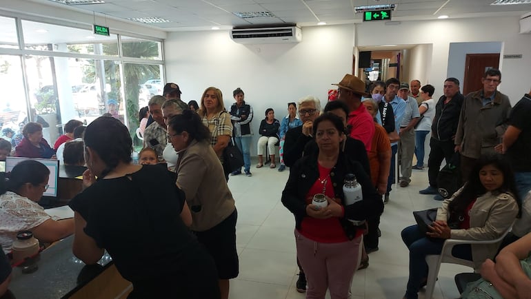 Un total de 200 pacientes fueron atendidos en el Hospital Regional de Pilar durante una jornada de atención oftalmológica realizada por especialistas enviados por el Ministerio de Salud Pública y Bienestar Social (MSP y BS)