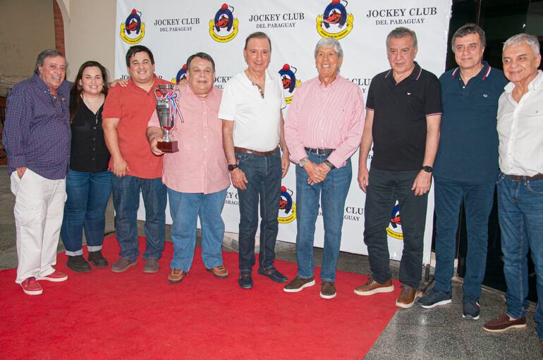 Los Monges felices por el triunfo de Houdini en el premio homenaje al Ing. Gustavo Pedrozo.