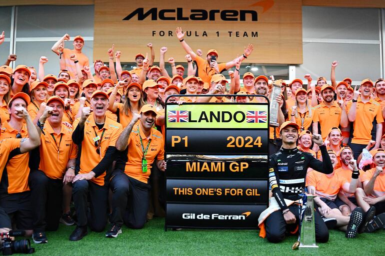 El tradicional festejo del equipo vencedor, que en el Gran Premio de Miami le tocó el turno a McLaren, con Lando a la cabeza.