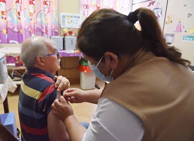 La vacuna anticovid está disponible a partir de los 6 años de edad, mientras que la antiinfluenza, puede ser aplicada a partir de los 6 meses de vida. 