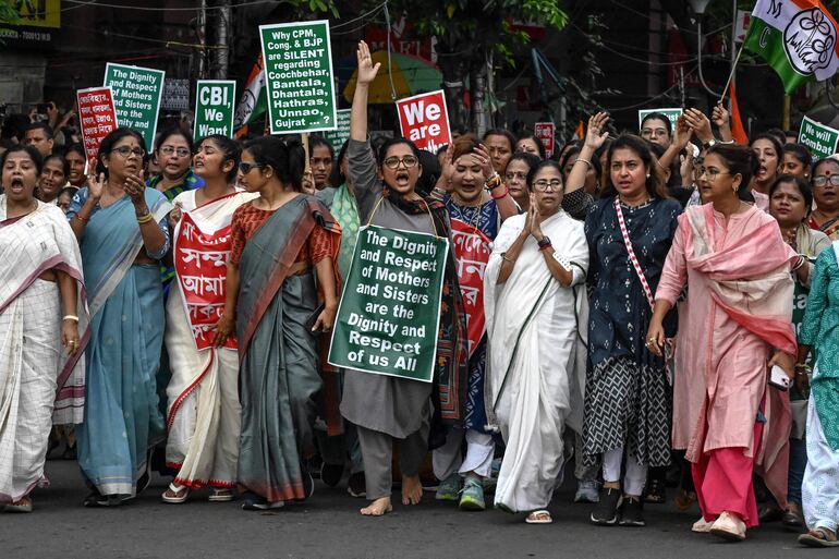 Mamata Banerjee (C, derecha), Ministra Principal del estado de Bengala Occidental de la India, participa en una manifestación de protesta para condenar la violación y el asesinato de un médico en la capital de su estado, Calcuta,