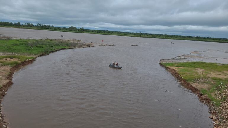 Deslizadora de la Armada en la desembocadura del arroyo Lambaré, buscando rastros de los dos militares desaparecidos.