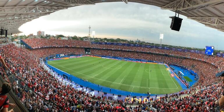 Ante una Olla repleta jugarán la final Colón e Independiente del Valle.