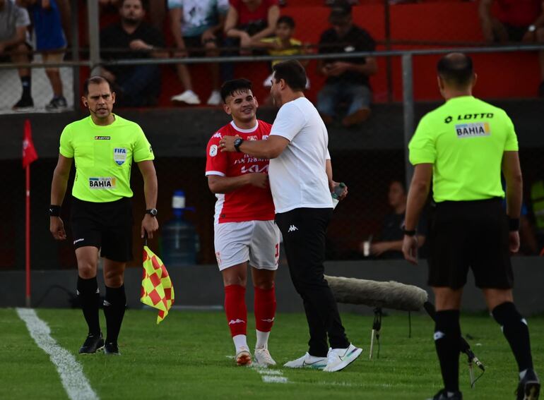 Teodoro Arce (i), futbolista de General Caballero, celebra un gol en el partido contra Olimpia por la séptima fecha del torneo Apertura 2025 del fútbol paraguayo en el estadio Ka'arendy, en Juan León Mallorquín, Paraguay.