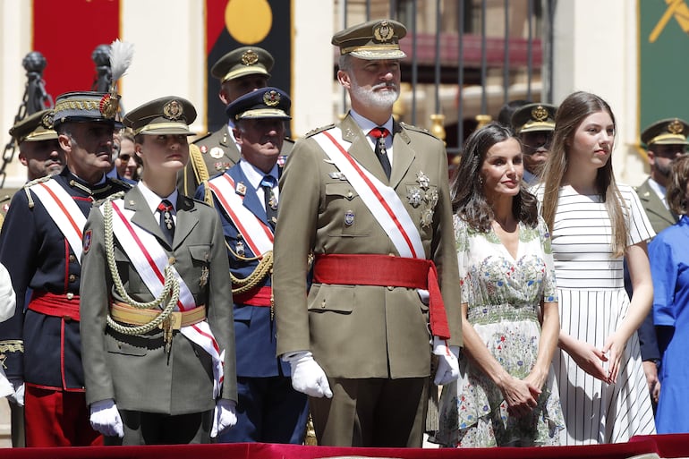 La princesa Leonor, la reina Letizia, el rey Felipe VI y la infanta Sofía durante la ceremonia en la que el monarca entregó a la heredera al trono su despacho de alférez tras un año en Zaragoza. (EFE/ Javier Cebollada)
