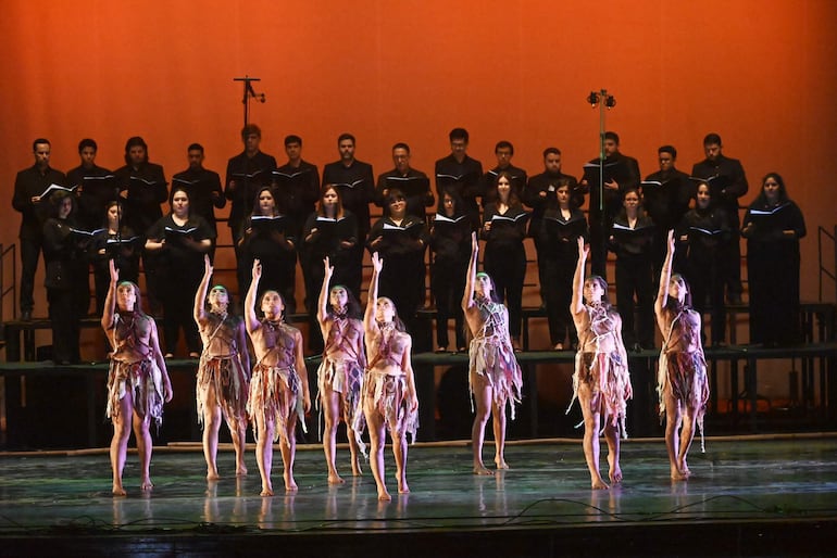 La Compañía de Danzas del ISBA y el Coro Sinfónico de Asunción en un momento de la representación de "India", junto a la Orquesta Sinfónica Nacional.