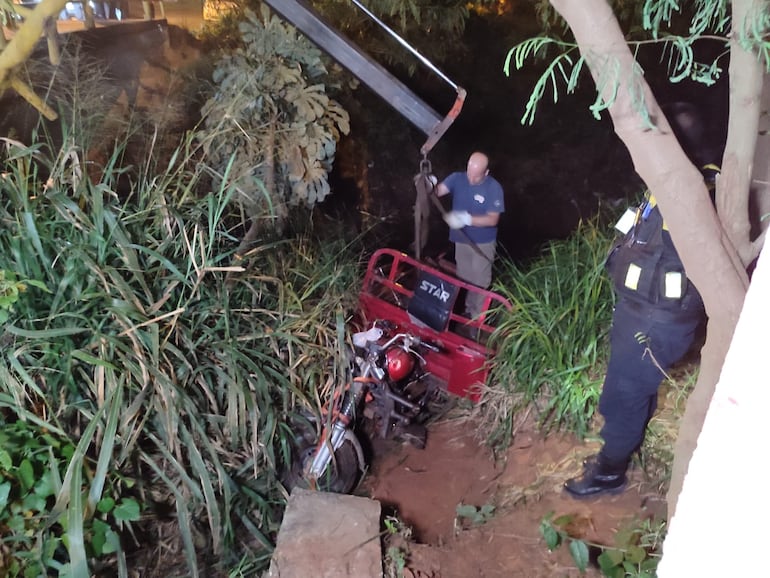 Un hombre y su hijo cayeron abordo de un motocarro al cauce de un arroyo en Capiatá. El menor falleció tras el accidente.