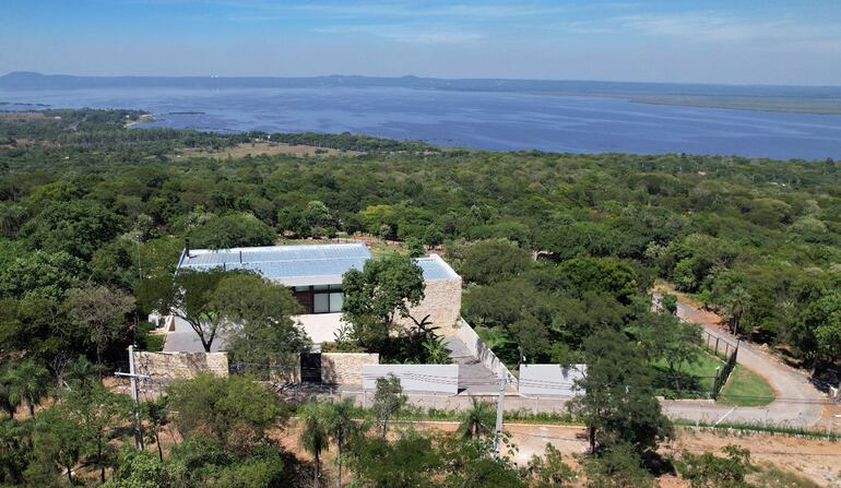 Imponente vista panorámica del lago Ypacaraí se tiene desde la mansión que el mandatario construyó en San Bernardino.