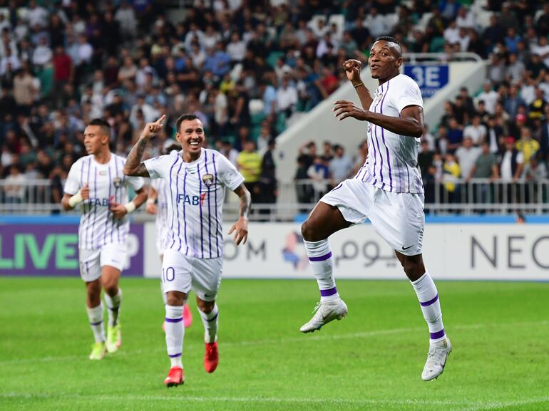 El paraguayo Alejandro Romero Gamarra (c), jugador del Al-Ain, celebra un gol en el partido por la Champions League de Asia.