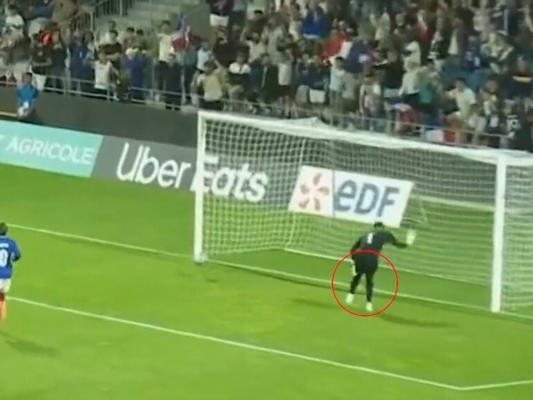 Momento de la lesión de Ángel González, arquero de la selección de Paraguay.