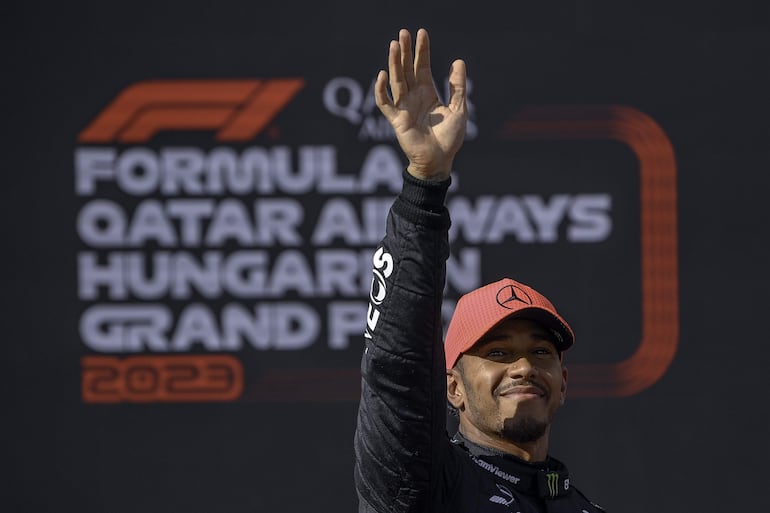 El británico Lewis Hamilton, piloto de Mercedes, celebra la pole en la clasificación del Gran Premio de Hungría en el circuito de Hungaroring, en Mogyorod, Hungría.