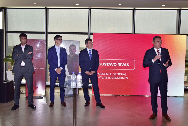 Gustavo Rivas, gerente general de Atlas Inversiones en la presentación oficial de la nueva casa de bolsa y administración de fondos, junto al titular de la Superintendencia de Valores (SIV) Joshua Abreu, Miguel Angel Zaldivar, directivo de banco Atlas y Eduardo Borgognon, titular de la Bolsa de Valores de Asunción (BVA)