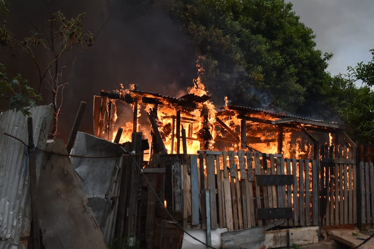 Incendio de precarias viviendas detrás de la Policía Urbana, zona de Chacarita.