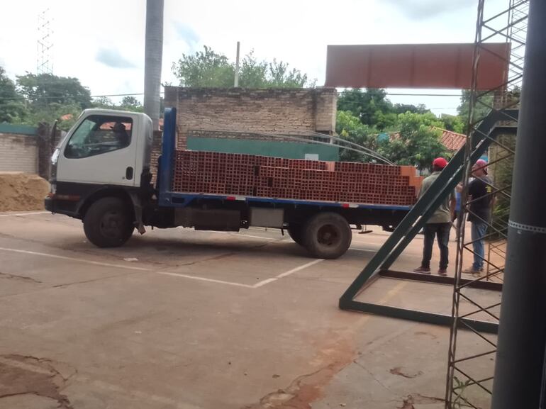 Gracias al aporte voluntario de los padres ya compraron los primeros materiales para la ampliación de la muralla.