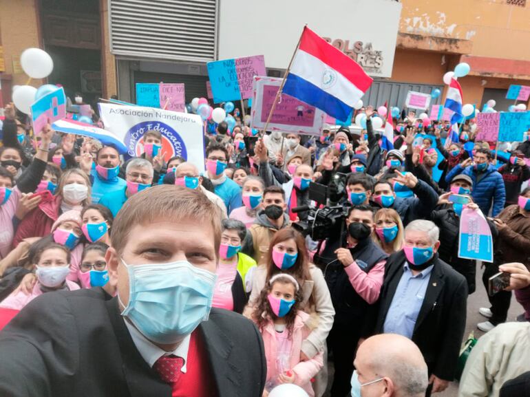 El ministro de Educación, Juan Manuel Brunetti se hizo una selfie con los manifestantes. 