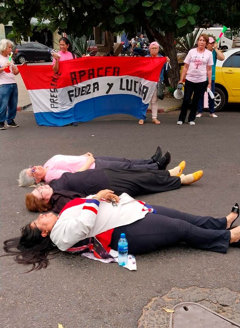 Pacientes del Incan, ayer, durante el cierre de la calle frente al Ministerio de Salud, exigiendo la renuncia de María Teresa Barán.