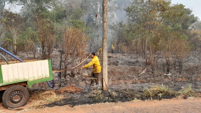 Con una motobomba de alta presión apagaron el fuego. La rápida reacción de los guardaparques fue vital para el éxito de la operación.