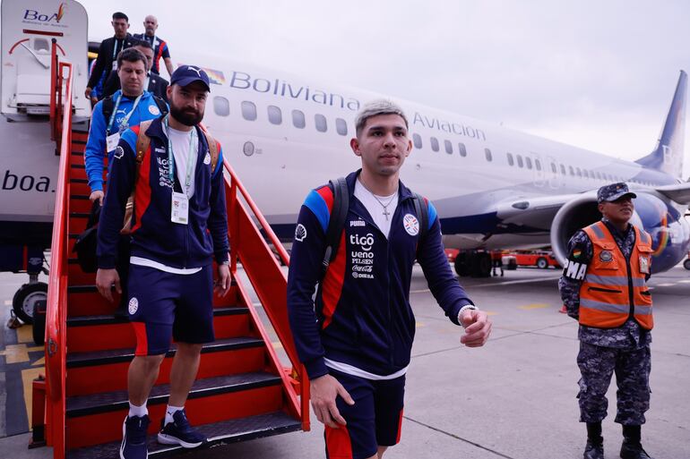 Los jugadores de la selección de Paraguay durante la llegada a la ciudad de El Alto.