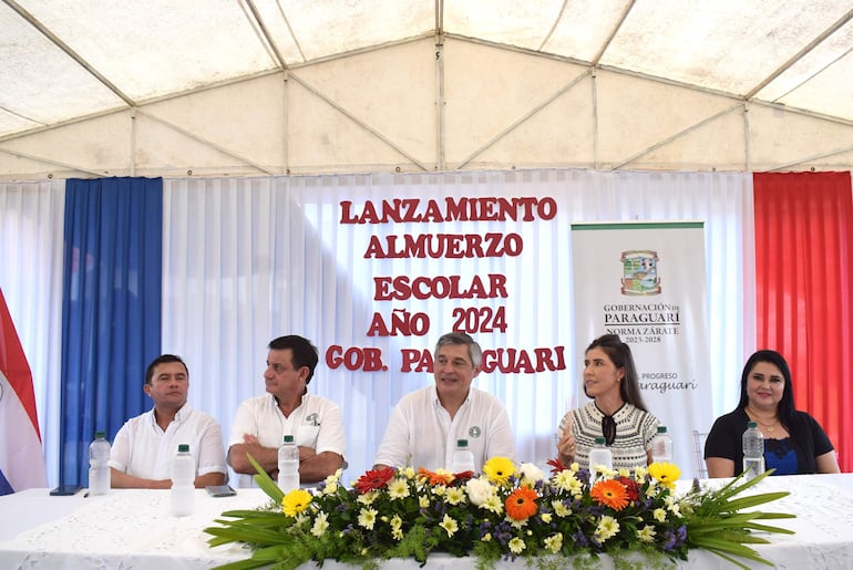 El director de la escuela Prof. Julio Frontanilla, Basilio Peña Núñez, el jefe de gabinete del MEC, Aníbal Zapattini; el ministro de Educación, Luis Fernando Ramírez; la gobernadora, Norma Zárate de Monges, y la directora departamental de Educación, Gladys Garay.