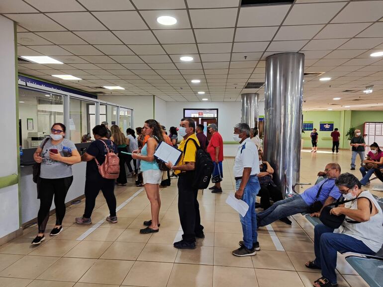 Pacientes formando fila en IPS Ingavi. (archivo).